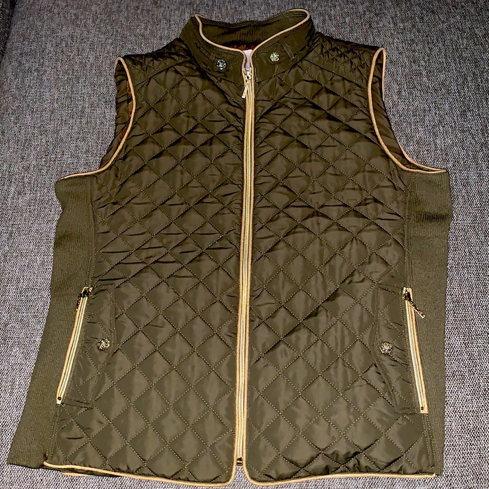 Green & Tan Vest 💚🤎